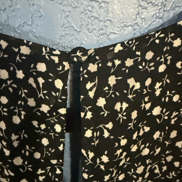 Storia Black and White Floral Romper-size Sm-NWOT - Picture 3 of 3